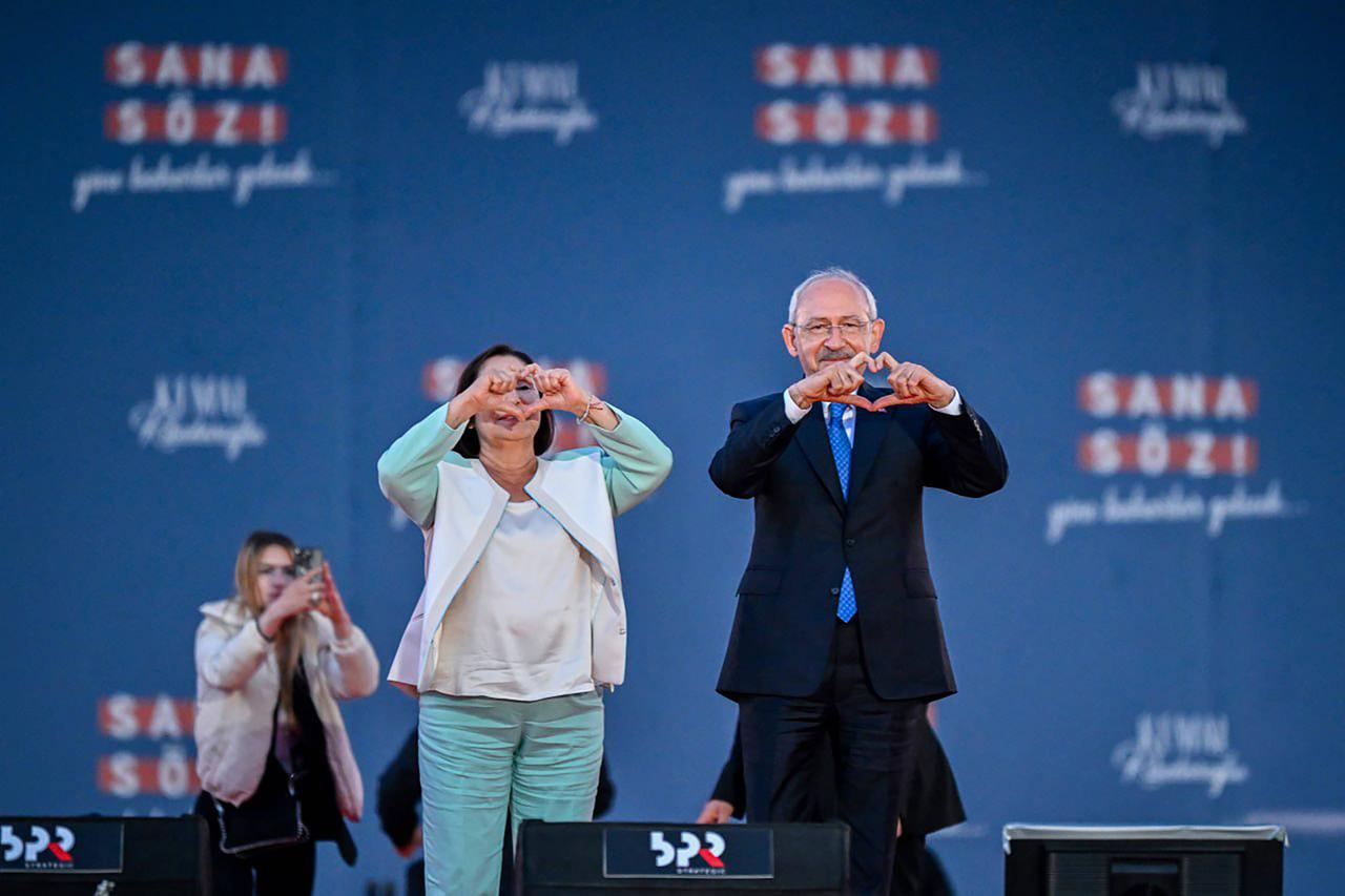 Kemal Kilicdaroglu von der CHP und seine Frau Selvi bedanken sich bei Anhängern nach der Präsidentschaftswahl.
Kemal Kilicdaroglu von der CHP und seine Frau Selvi bedanken sich bei Anhängern nach der Präsidentschaftswahl.