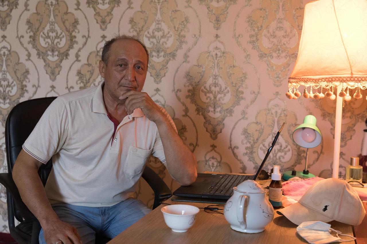 Azimbay Ataniyazov sitzt an einem Tisch Azimbay Ataniyazov sitzt an einem Tisch
