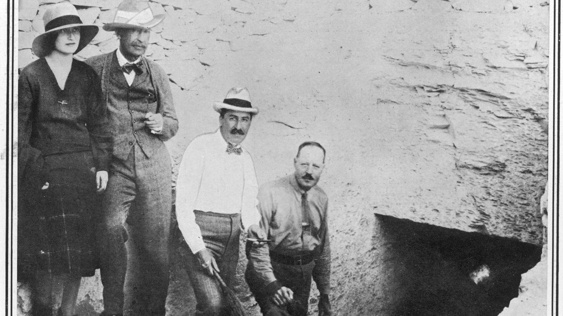 Auf den Stufen, die zum Eingang von Tutanchamuns Grab führen, stehen (von links nach rechts) Lady Evelyn Herbert, ihr Vater Lord Carnar von, Howard Carter und B. Callender (Carters Hauptassistent). 