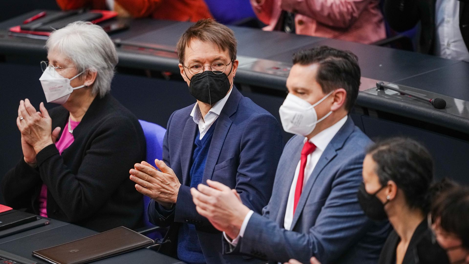 Gesundheits-Minister Lauterbach (2. von links) im Bundestag bei der Debatte über die Impf-Pflicht. Gesundheits-Minister Lauterbach (2. von links) im Bundestag bei der Debatte über die Impf-Pflicht.
