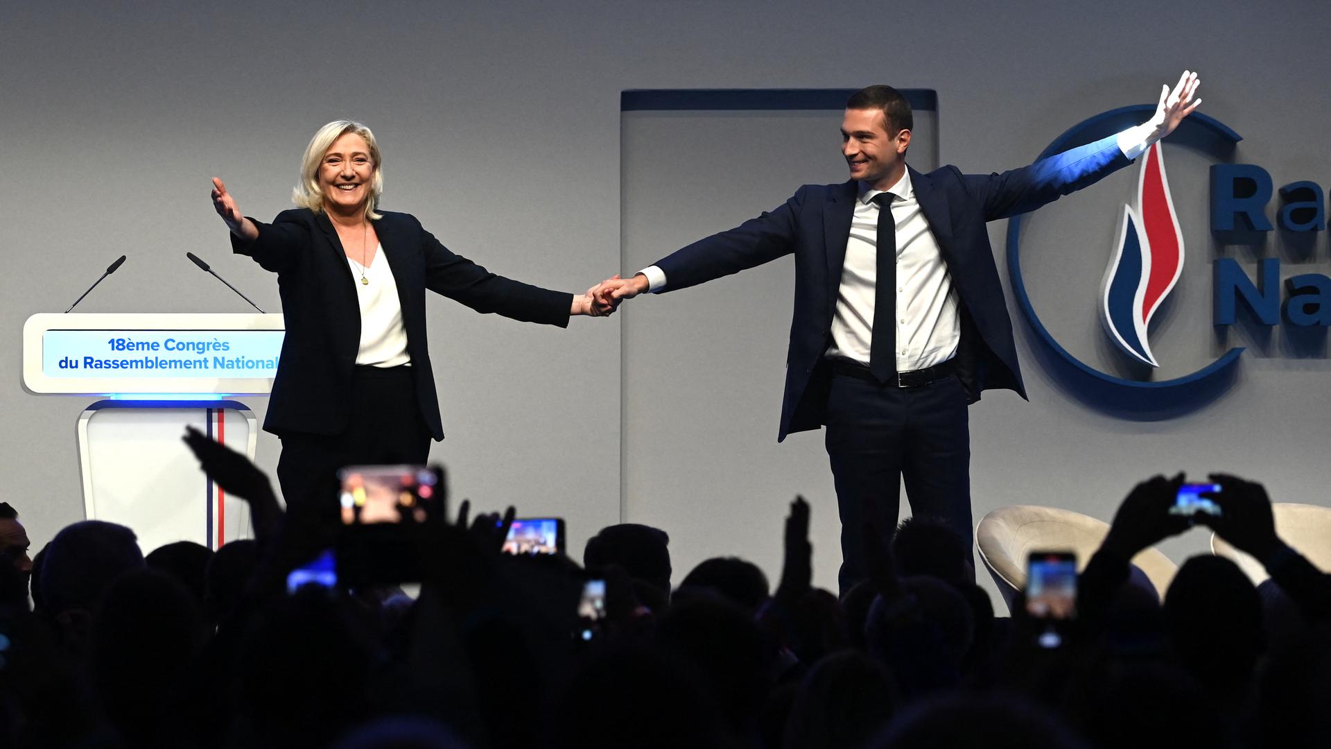 Die französische Politikerin Marine Le Pen vom rechtsextremen Rassemblement National mit ihrem frisch gekürten Nachfolger Jordan Bardella am 05.11.2022 in Paris