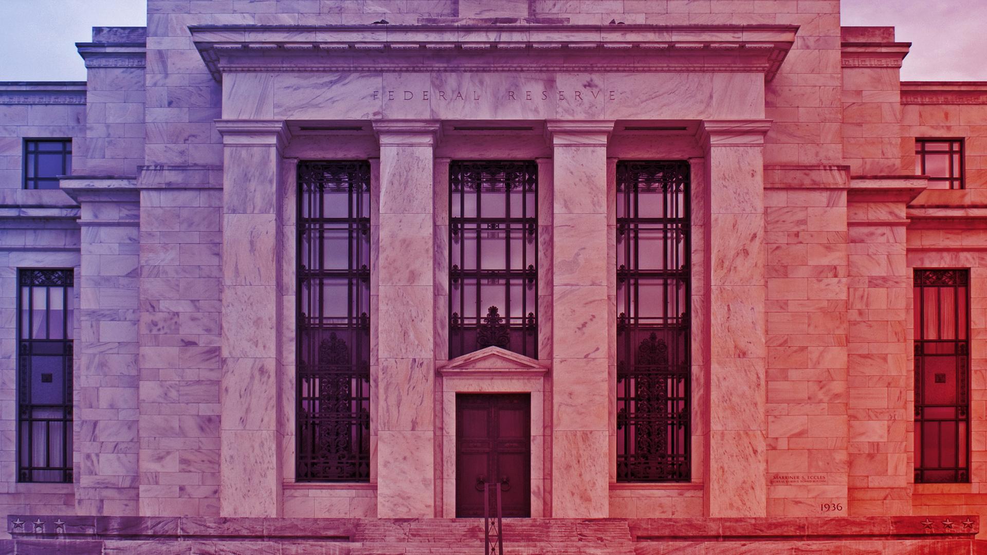 Der Eingang der US-Notenbank FED, mit einem rot-blauen Farbverlauf.