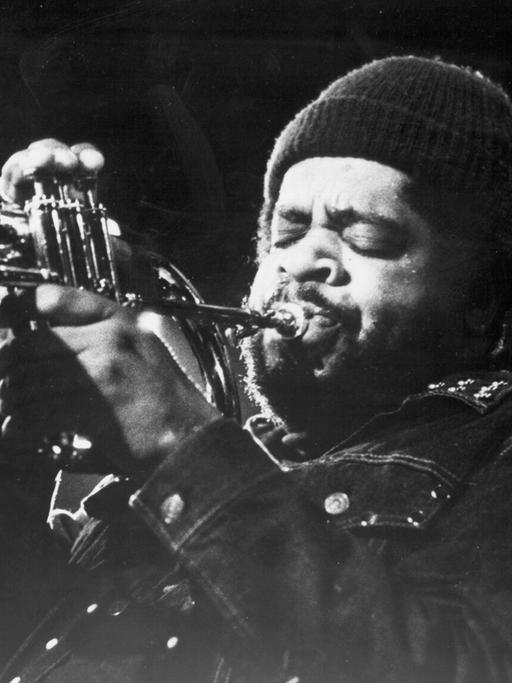 Der Jazzmusiker Donald Byrd posiert mit Trompete für ein Werbefoto für das Label Blue Note Records in den frühen 1970er-Jahren.