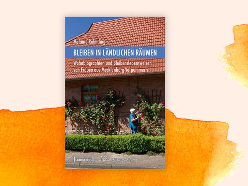 Das Buchcover "Bleiben in ländlichen Räumen - Wohnbiographien und Bleibenslebensweisen von Frauen aus Mecklenburg-Vorpommern" von Melanie Rühmling ist vor einem grafischen Hintergrund zu sehen.