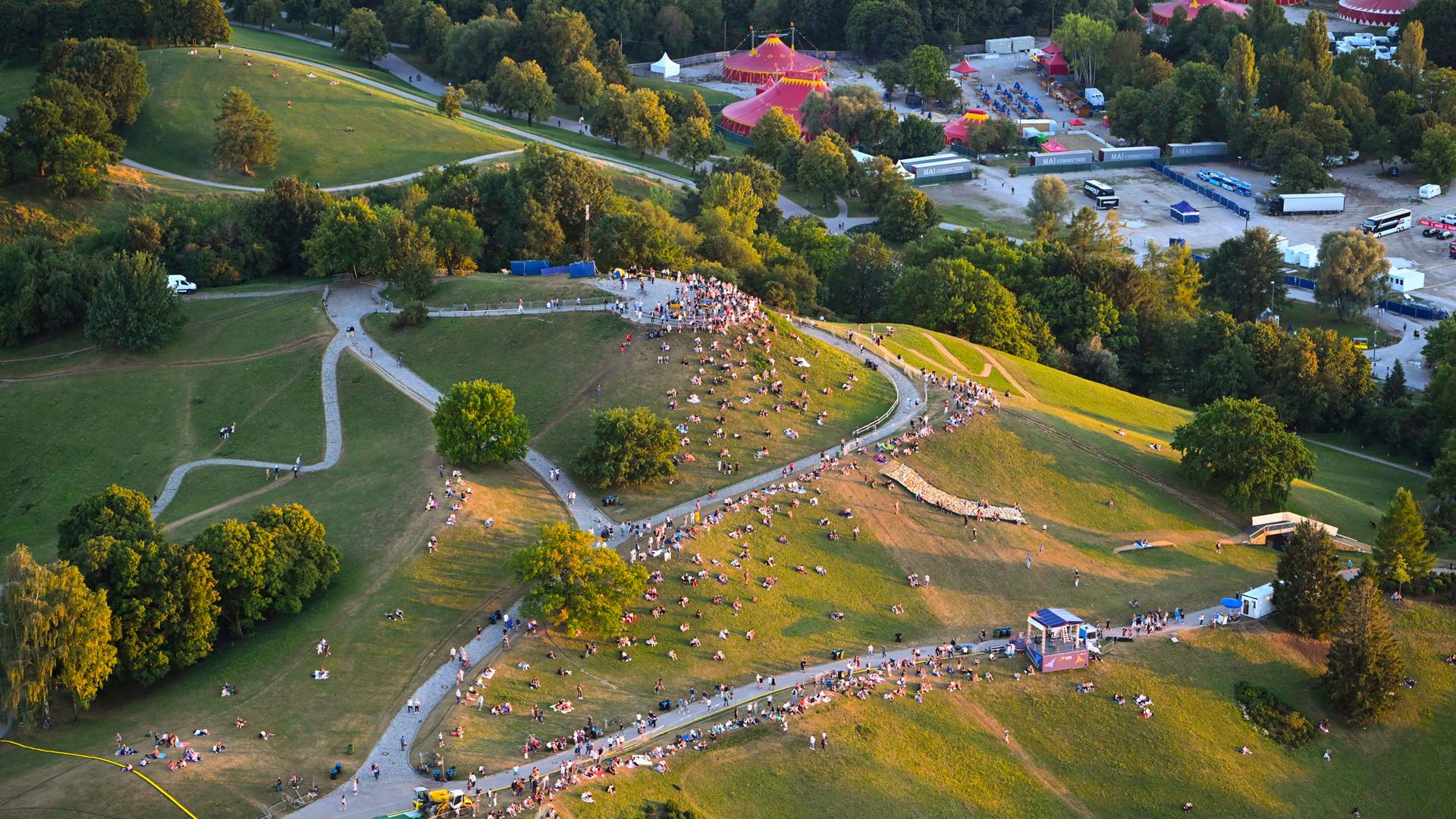 Grüne Hügel mit Menschen darauf: Blick auf den Olympiapark München. Grüne Hügel mit Menschen darauf: Blick auf den Olympiapark München.