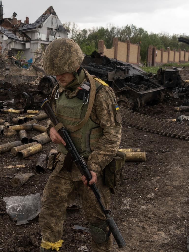 Ukrainische Soldaten patrouillieren in einem Dorf nördlich von Charkiw in der Ostukraine. 