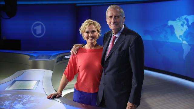 Der Moderator Ulrich Wickert steht neben Caren Miosga im Fernseh-Studio.