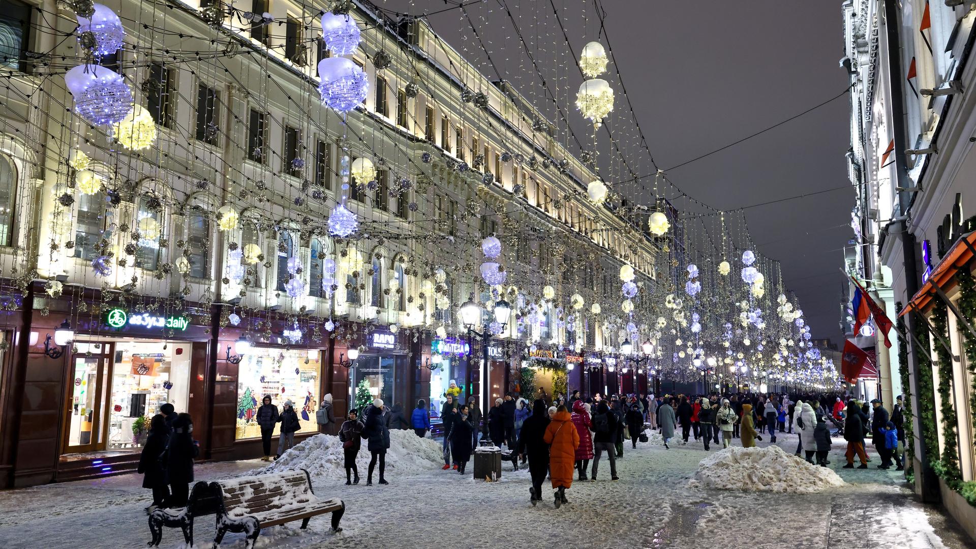 Dieses Foto wird von der russischen staatlichen Agentur Tass zur Verfügung gestellt.  Nikolskaja-Straße in Moskau im Winter 2022