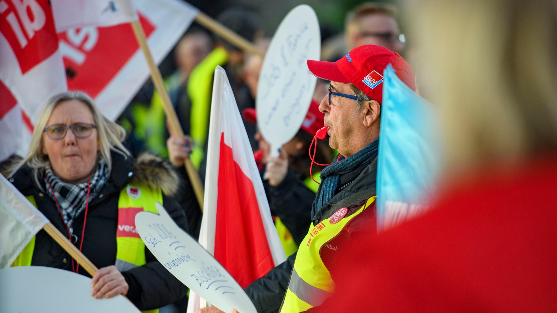 Mitglieder der Gewerkschaft Ver.di streiken am Düsseldorfer Flughafen