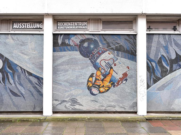 Drei Bilder des Mosaiks „Der Mensch bezwingt den Kosmos“ von Fritz Eisel sind Bestandteile des aus 18 Einzelbildern bestehenden Mosaikfries am Kunst- und Kreativhaus Rechenzentrum der Stiftung Sozialpädagogisches Institut Berlin (SPI). 