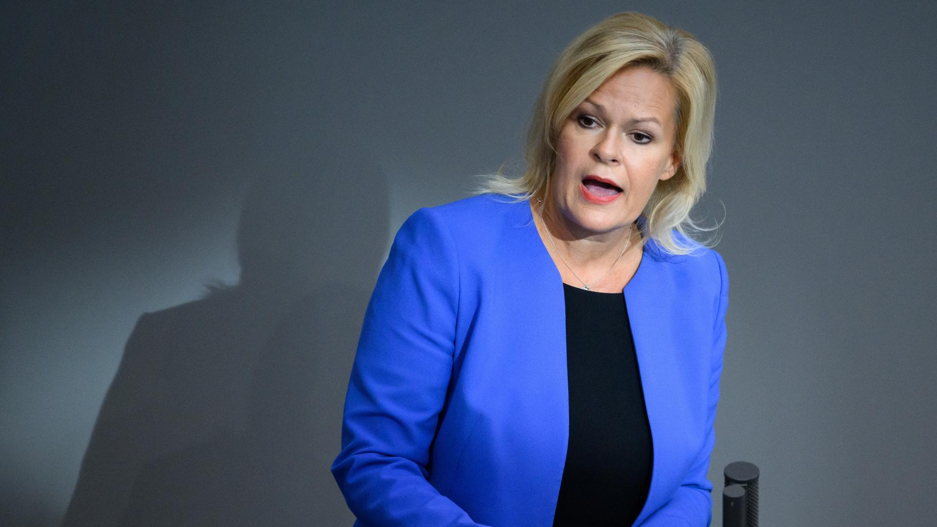 Bundesinnenministerin Nancy Faeser (SPD) bei der Plenarsitzung im Deutschen Bundestag, 9.9.2022 Bundesinnenministerin Nancy Faeser (SPD) bei der Plenarsitzung im Deutschen Bundestag, 9.9.2022