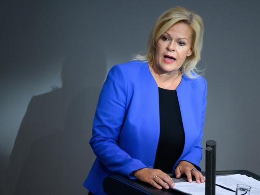 Bundesinnenministerin Nancy Faeser (SPD) bei der Plenarsitzung im Deutschen Bundestag, 9.9.2022