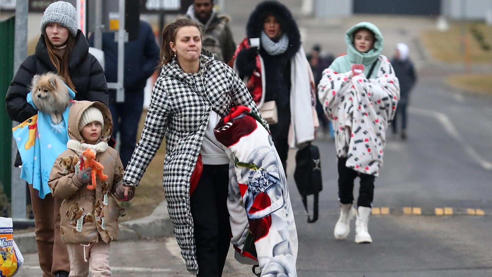 Geflüchtete ukrainische Frauen und ihre Kinder, die gerade über die Grenze nach Polen kommen. Geflüchtete ukrainische Frauen und ihre Kinder, die gerade über die Grenze nach Polen kommen.
