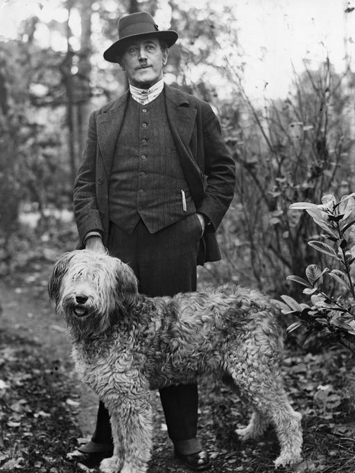 Der Kritiker und Schriftsteller Alfred Kerr steht mit seinem Hund Bello im Garten. Bild von 1927