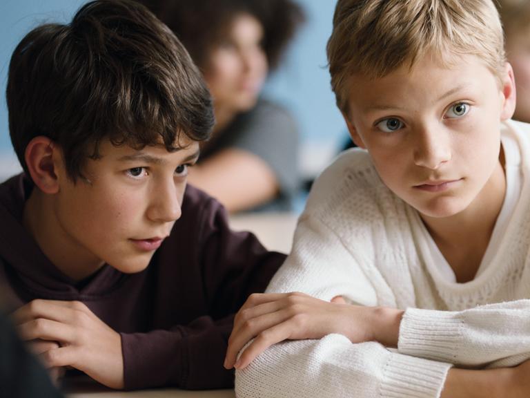 Filmstill aus "Close", zwei Jungen, die beiden Hauptdarsteller: Rémi (Gustav De Waele) und Léo (Eden Dambrine) sitzen vertraulich nebeneinander.