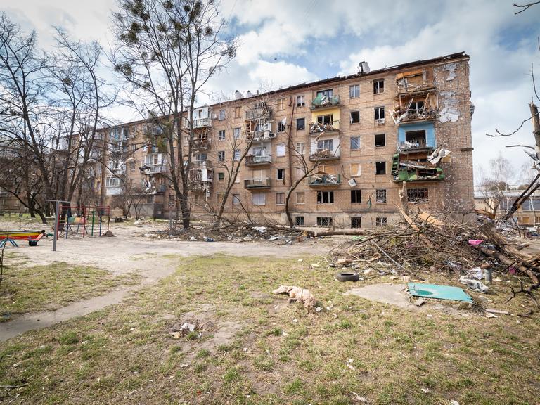 Durch russische Angriffe zerstörte Wohnhäuser in Kiew