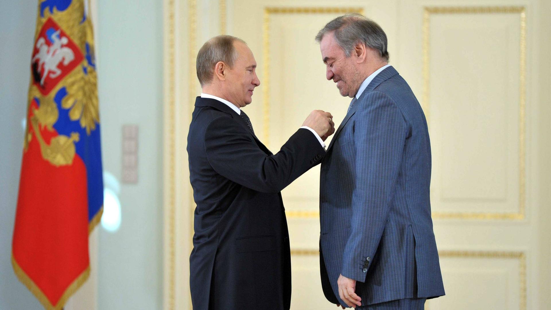 Wladimir Putin steckt dem Dirigenten Waleri Gergijew eine Ehrennadel ans Revers. Wladimir Putin steckt dem Dirigenten Waleri Gergijew eine Ehrennadel ans Revers.
