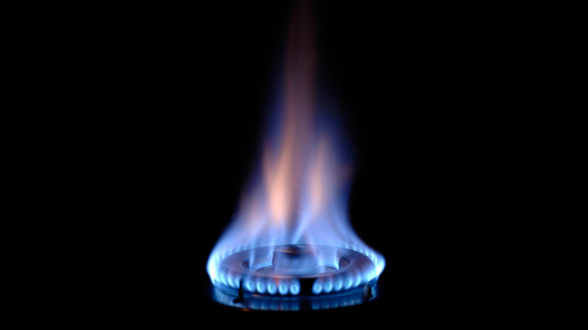 Gasflamme brennt an einem Ofen 