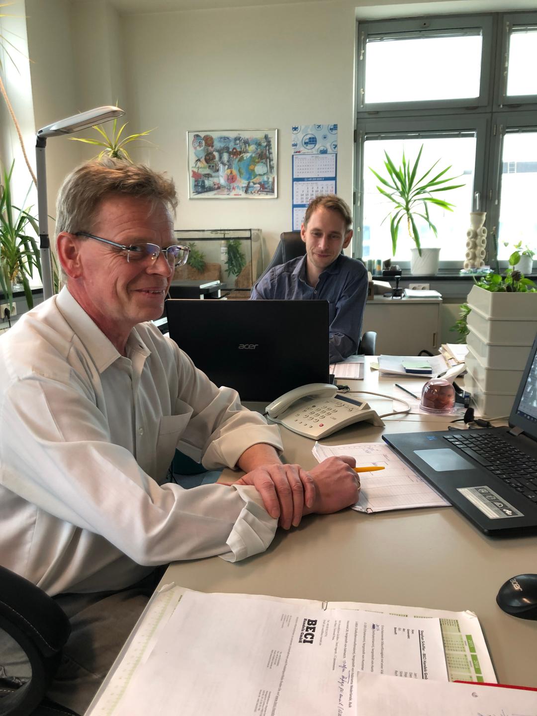 Seniorchef Stephan Schiffer und Juniorchef Sören Schiffer sitzen im Büro der BECI Handels GmbH im brandenburgischen Schönefeld.