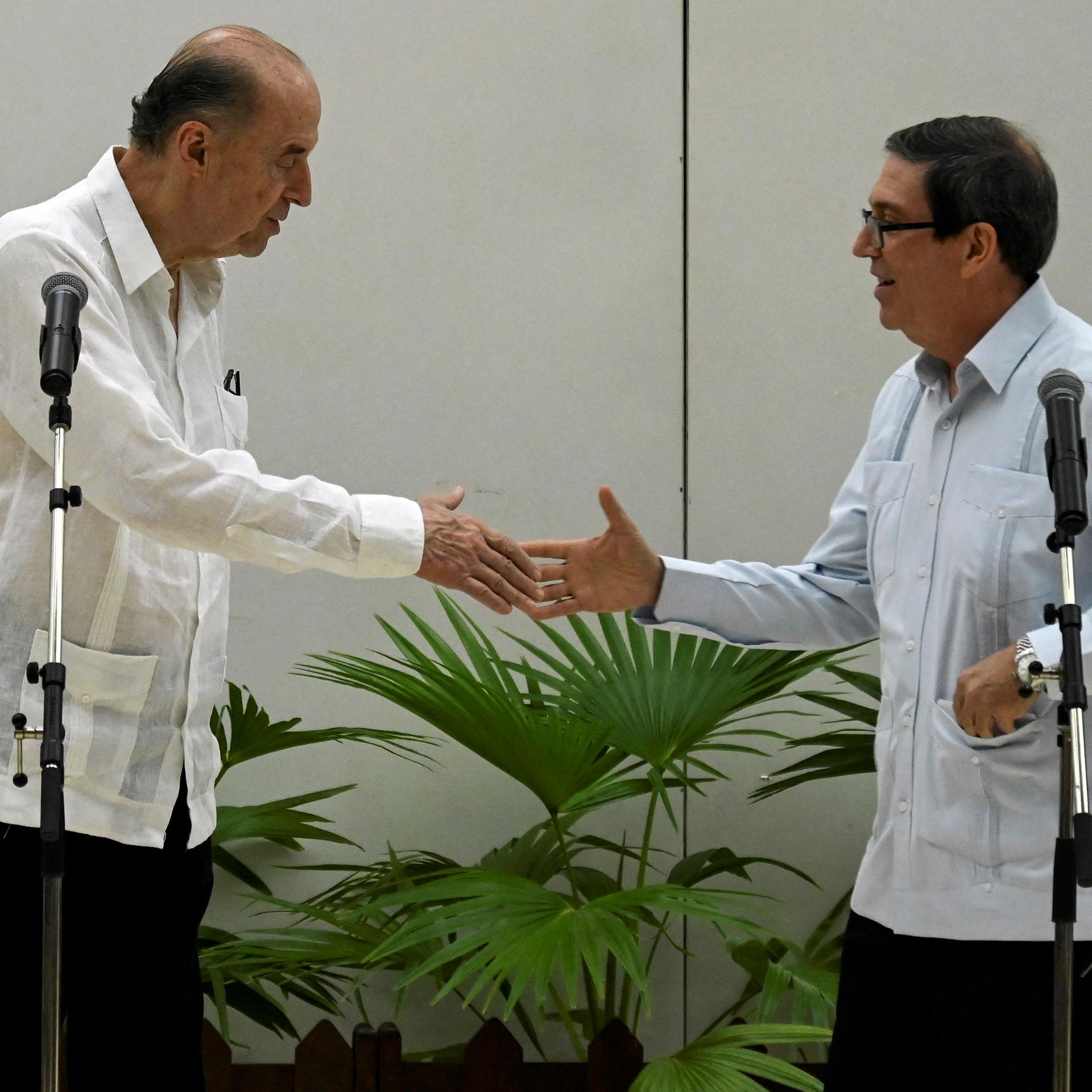 Der kubanische Außenminister Bruno Rodriguez schüttelt seinem kolumbianischen Amtskollegen Alvaro Leyva Duran die Hand.