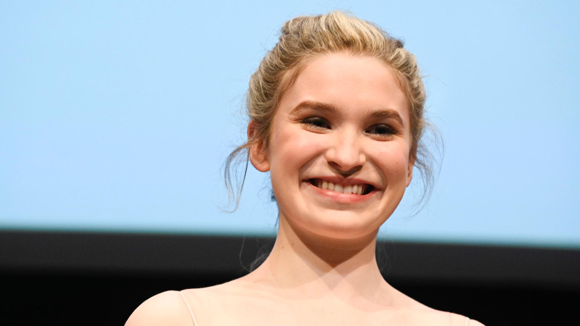 Sophie Kauer posiert bei einem Podiumsgespräch mit dem Filmteam von "Tar"' auf der Berlinale 2023 für ein Foto. Sophie Kauer posiert bei einem Podiumsgespräch mit dem Filmteam von "Tar"' auf der Berlinale 2023 für ein Foto.