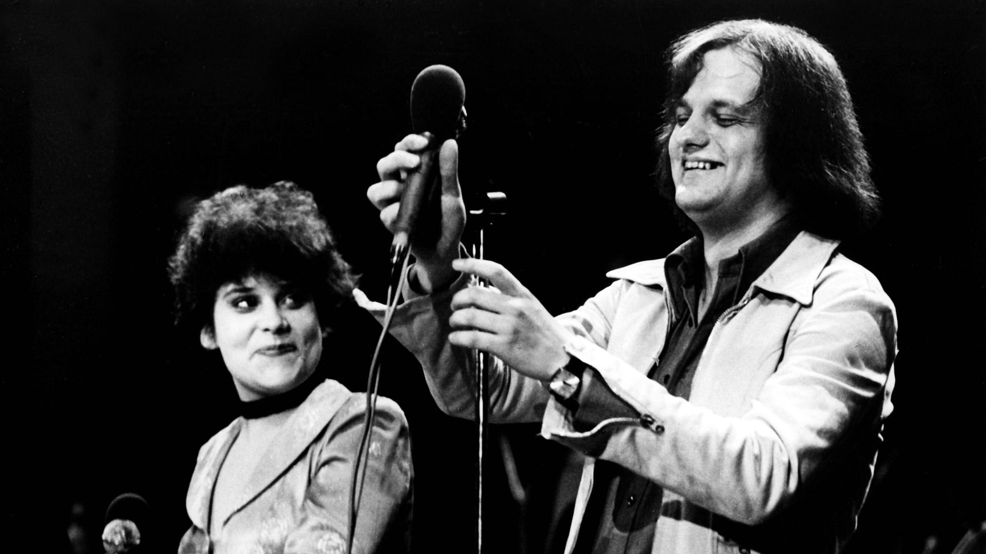Regine Dobberschütz und Liedermacher Holger Biege auf der Bühne: Beide sind auf der Doppel-LP "Hallo 22" vertreten. Für Max Herre ist Biege der deutsche Soulsänger überhaupt. Regine Dobberschütz und Liedermacher Holger Biege auf der Bühne: Beide sind auf der Doppel-LP "Hallo 22" vertreten. Für Max Herre ist Biege der deutsche Soulsänger überhaupt.