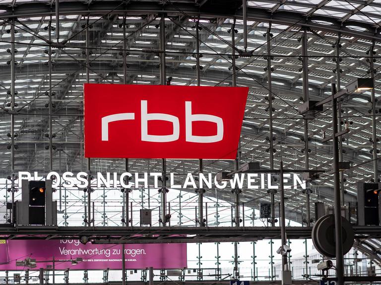 Werbeschriftzug des RBB im Berliner Hauptbahnhof mit dem Slogan: "Bloss nicht langweilen"