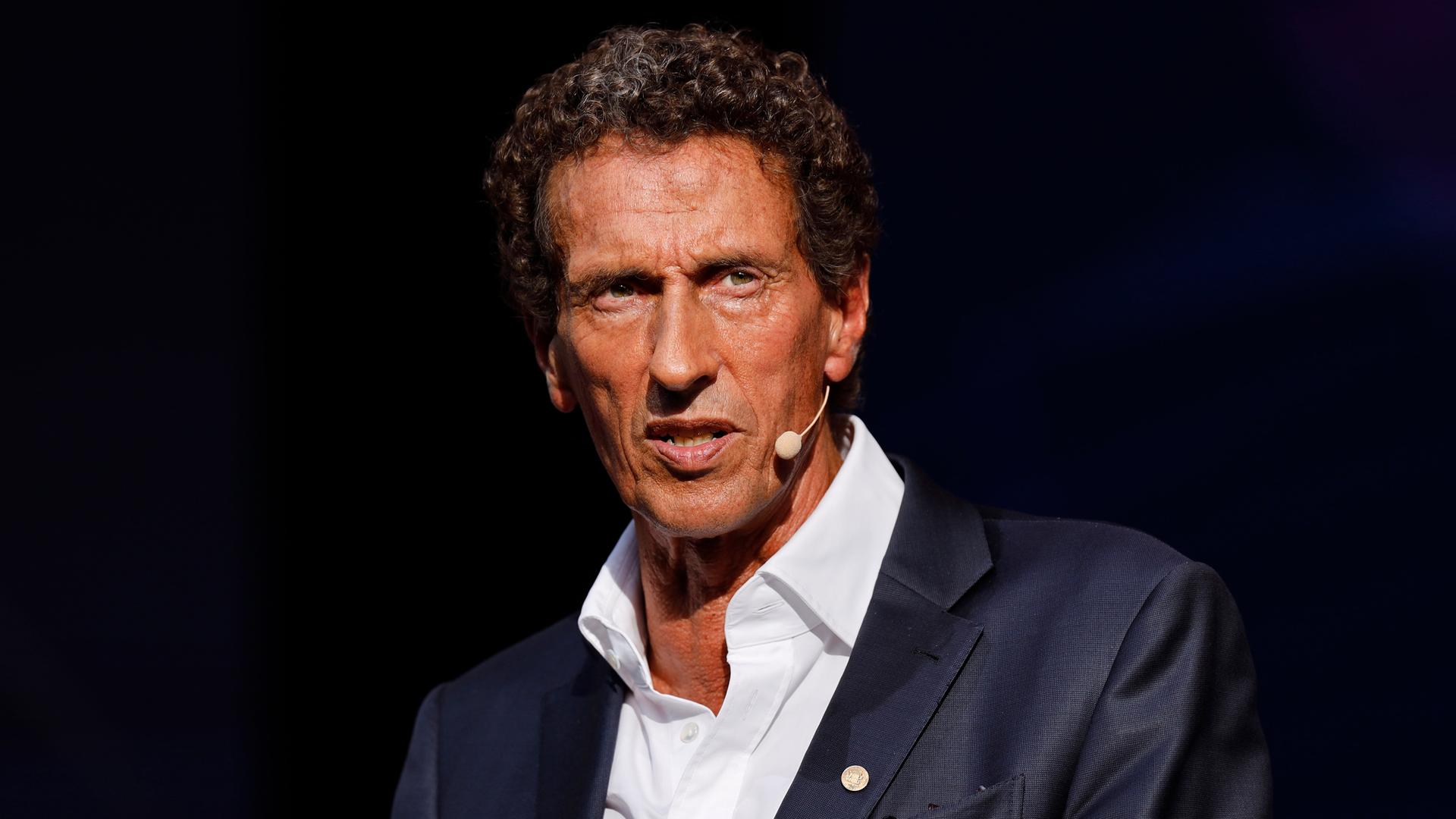 Julian Nida-Rümelin, im schwarzen Sakko, mit offenem weißem Hemd, trägt ein Ansteckmikro und spricht auf einem Podium. Julian Nida-Rümelin, im schwarzen Sakko, mit offenem weißem Hemd, trägt ein Ansteckmikro und spricht auf einem Podium.