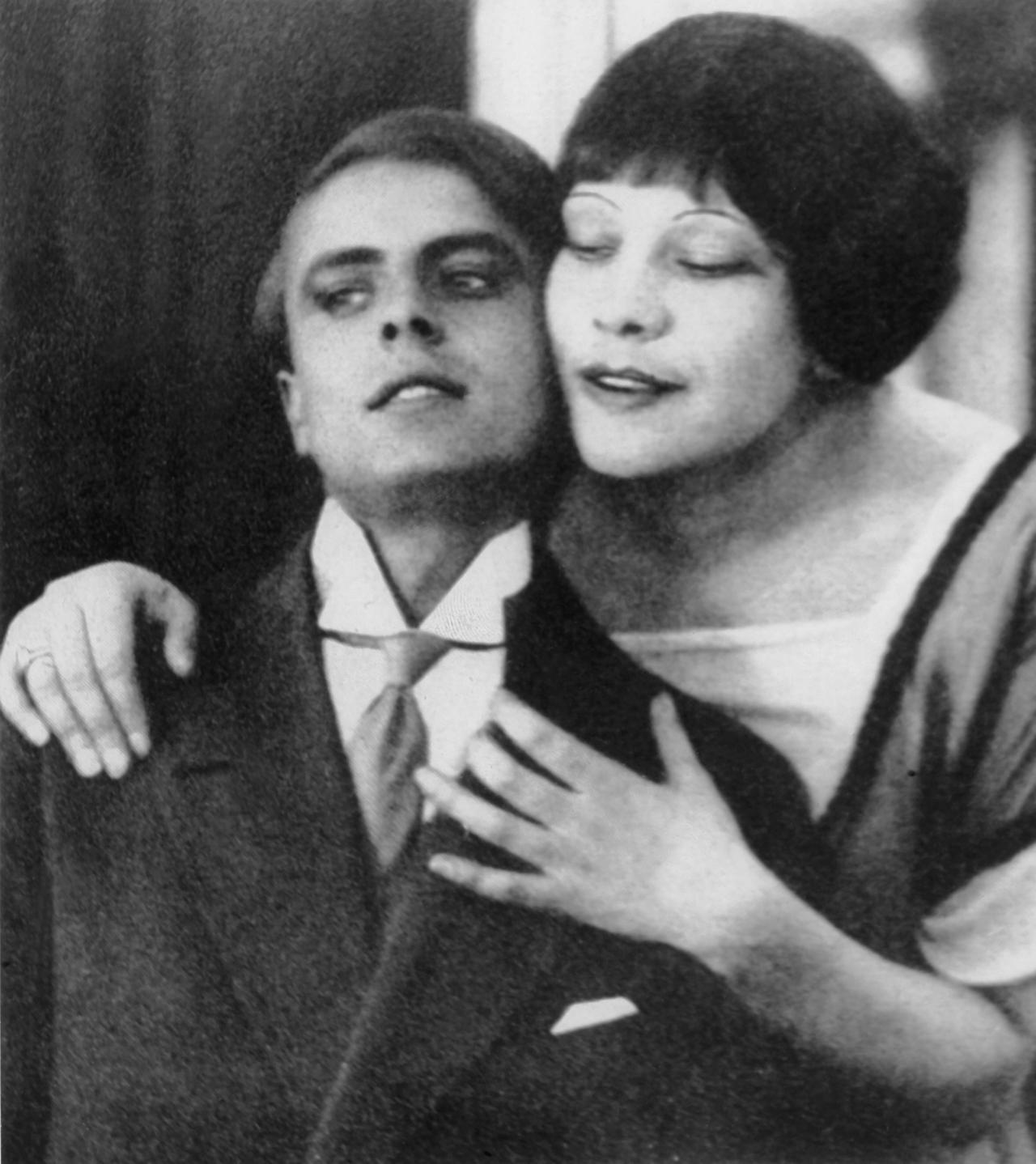 Die Schauspielerin Tilla Durieux, mit Ernst Hofmann in dem Stummfilm "Die Launen der Weltdame" von 1914 Die Schauspielerin Tilla Durieux, mit Ernst Hofmann in dem Stummfilm "Die Launen der Weltdame" von 1914