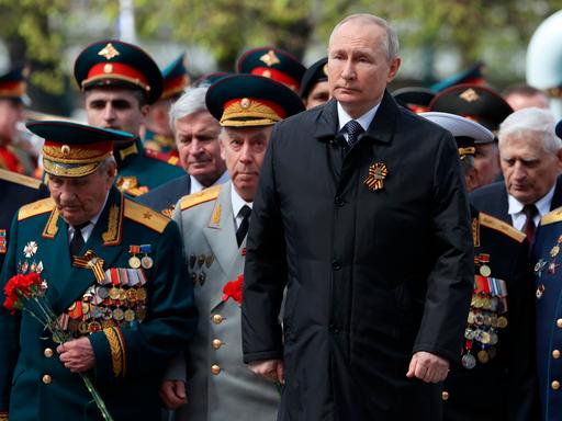 Russlands Präsident Wladimir Putin am 9. Mai in Moskau inmitten von Militärangehörigen. 