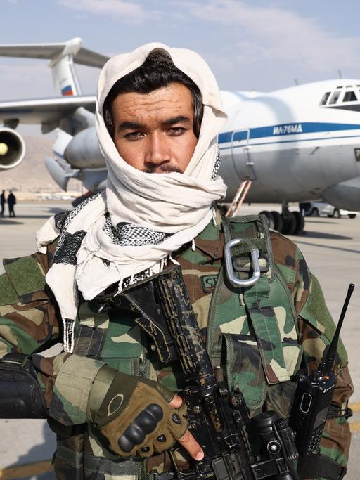 Ein Taliban-Mitglied bewacht den Flughafen Kabul nach dem Truppenabzug der USA.