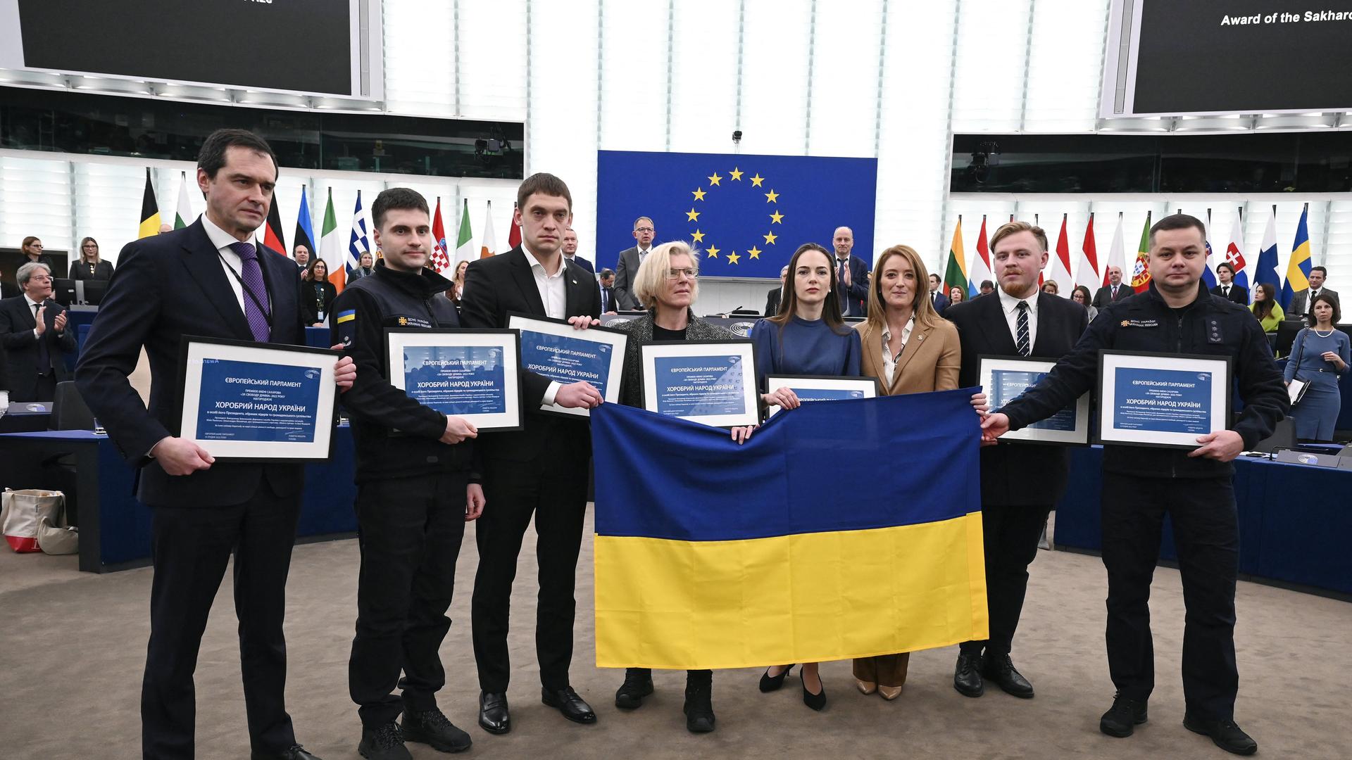 Die Sacharow-Preis-Verleihung im Europäischen Parlament: Einige Vertreter von der Ukraine halten Urkunden in den Händen. Die Sacharow-Preis-Verleihung im Europäischen Parlament: Einige Vertreter von der Ukraine halten Urkunden in den Händen.