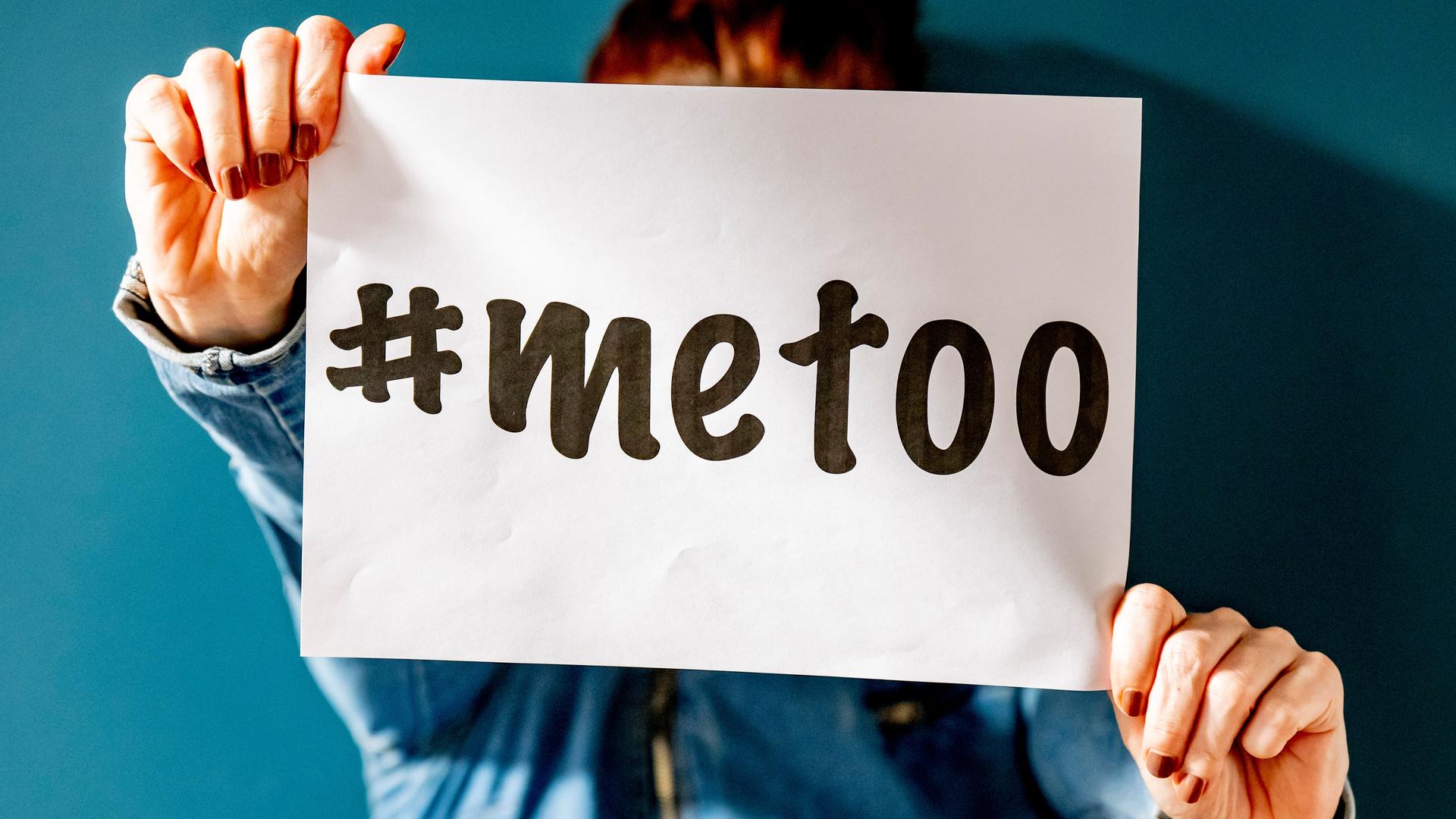 Eine Frau hält vor sich ein Schild mit der Aufschrift "#MeToo". Es ist ein Symbolbild für die gleichnamige Kampagne. Eine Frau hält vor sich ein Schild mit der Aufschrift "#MeToo". Es ist ein Symbolbild für die gleichnamige Kampagne.