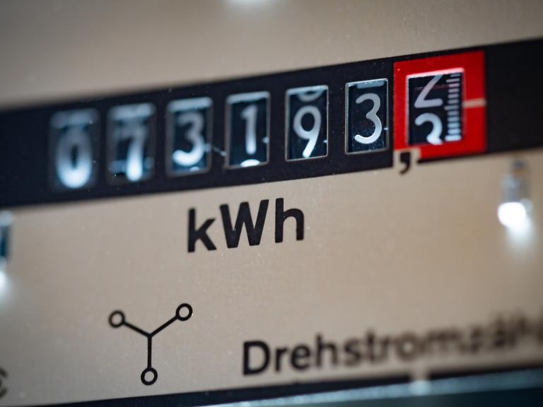 Ein Drehstromzähler im Keller eines Hauses.