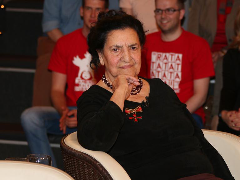 Philomena Franz sitzt auf einem Stuhl im Studio von Markus Lanz und schaut in die Kamera.
