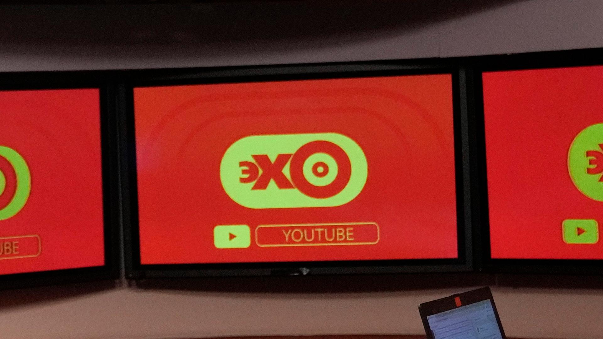 Das Logo des russischen Senders "Echo Moskwy". Rote Zeichen auf gelben Hintergrund. Das Logo des russischen Senders "Echo Moskwy". Rote Zeichen auf gelben Hintergrund.