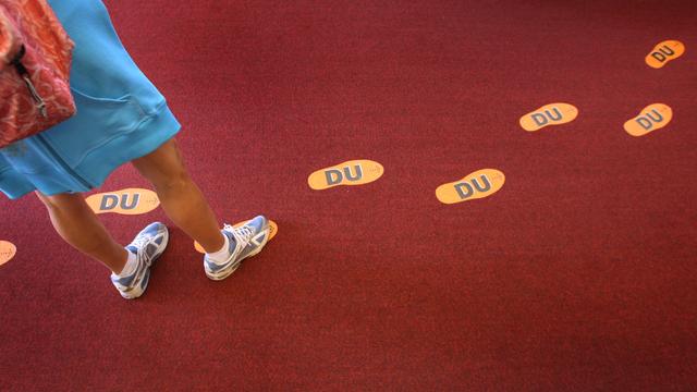 Aufgeklebte FuÃstapfen mit der Aufschrift "DU" führen im Haus des Gastes in Oberstaufen (Schwaben) zum "Du"-Schalter