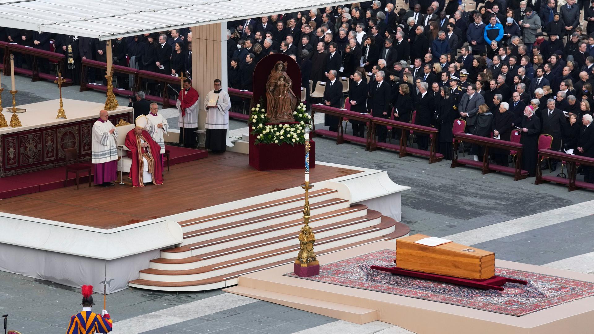 Ein bild von der Trauer-Feier: Man sieht einen Altar. Davor ist der Sarg von Papst Benedikt. Ein bild von der Trauer-Feier: Man sieht einen Altar. Davor ist der Sarg von Papst Benedikt.
