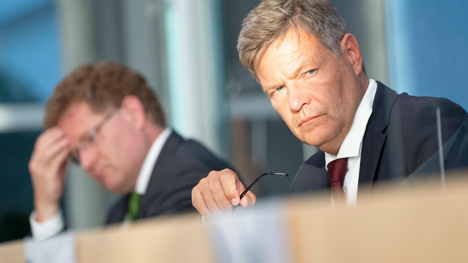 Das Foto zeigt Wirtschafsminister Robert Habeck und seinen entlassenen Staatssekretär Patrick Graichen. Das Foto zeigt Wirtschafsminister Robert Habeck und seinen entlassenen Staatssekretär Patrick Graichen.