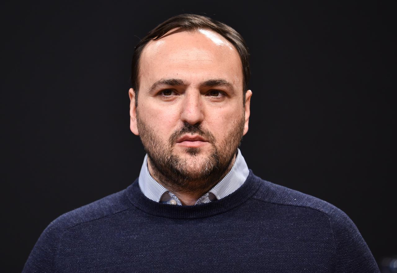 Der Regisseur Nuran David Calis steht bei einer Pressekonferenz zu den Nibelungen-Festspielen auf der Bühne. Der Regisseur Nuran David Calis steht bei einer Pressekonferenz zu den Nibelungen-Festspielen auf der Bühne.