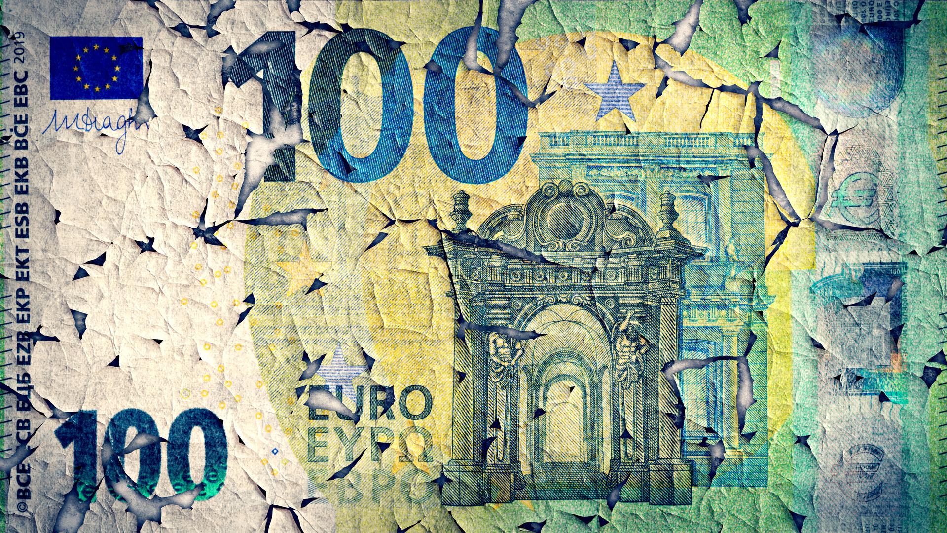 Eine verwitterte 100 Euro-Banknote löst sich langsam auf. Eine verwitterte 100 Euro-Banknote löst sich langsam auf.