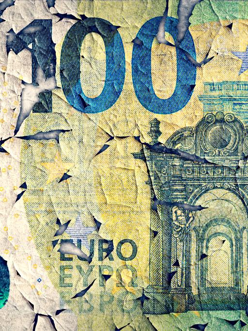 Eine verwitterte 100 Euro-Banknote löst sich langsam auf. 