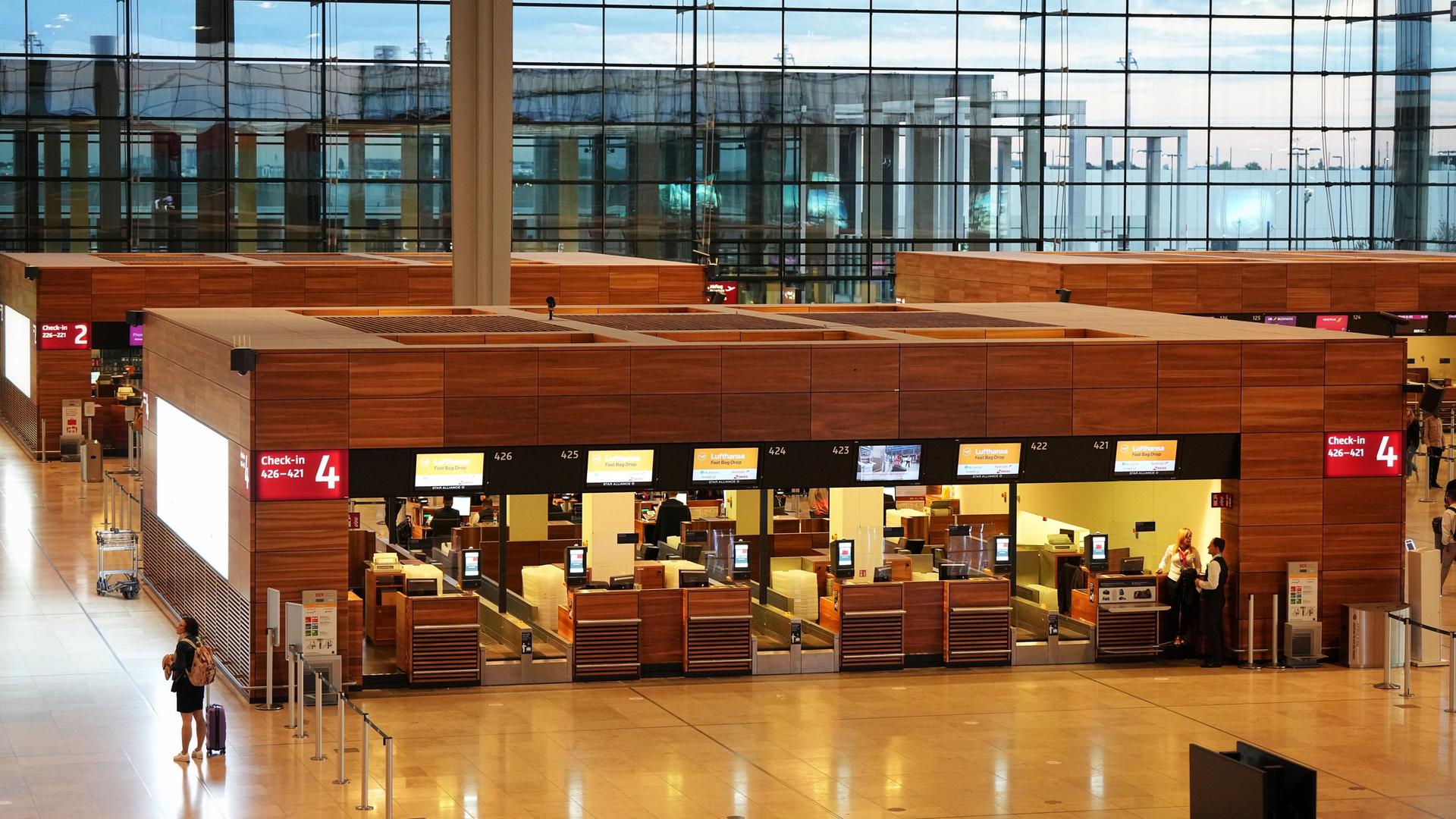 Leere an den Check-in-Schaltern der Fluggesellschaft Lufthansa im Terminal 1 auf dem Flughafen Berlin Brandenburg "Willy Brandt". Leere an den Check-in-Schaltern der Fluggesellschaft Lufthansa im Terminal 1 auf dem Flughafen Berlin Brandenburg "Willy Brandt".