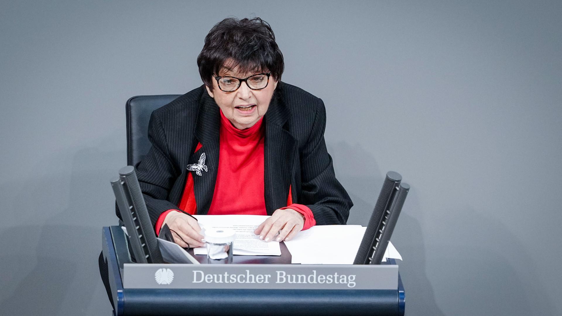 Die Holocaust-Überlebende Inge Auerbacher steht im Bundestag an einem Pult. Sie hält eine Rede. Die Holocaust-Überlebende Inge Auerbacher steht im Bundestag an einem Pult. Sie hält eine Rede.