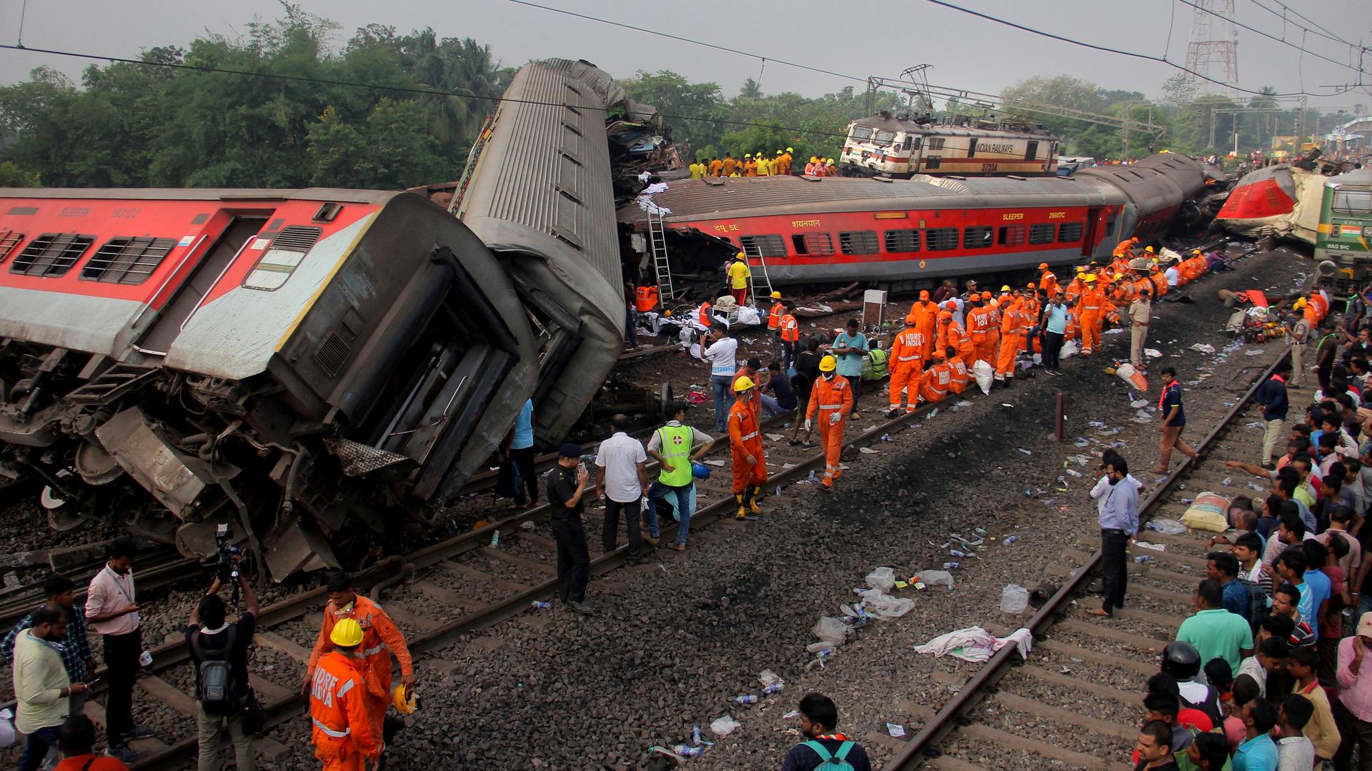 Nach Zugunglück in Indien - Polizei ermittelt wegen möglicher Fahrlässigkeit