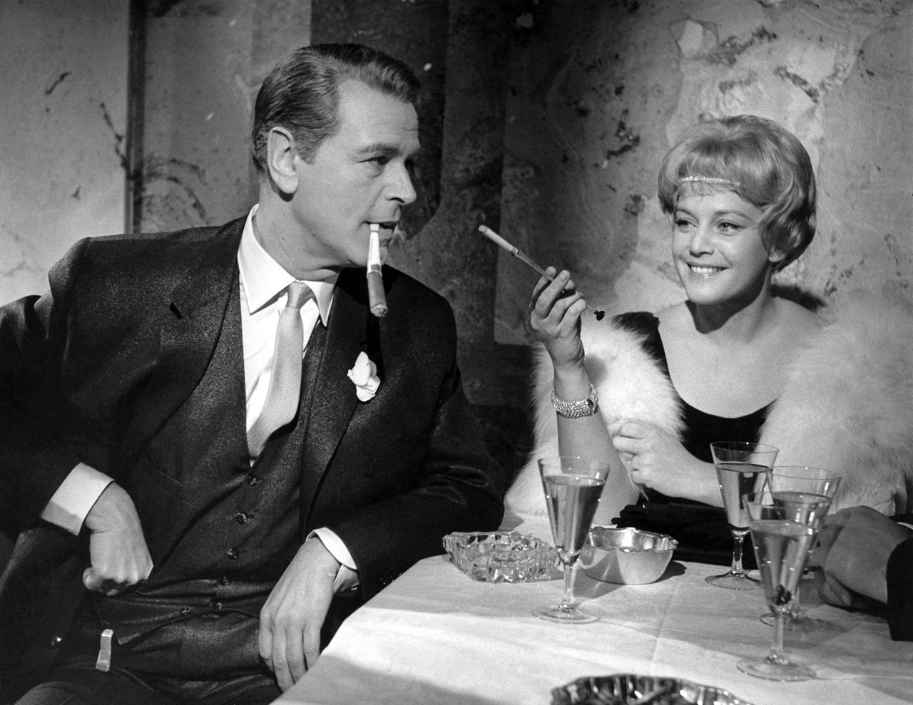 Traumpaar O.W. Fischer und Maria Schell rauchen während der Dreharbeiten zum Film "Das Riesenrad". Traumpaar O.W. Fischer und Maria Schell rauchen während der Dreharbeiten zum Film "Das Riesenrad".