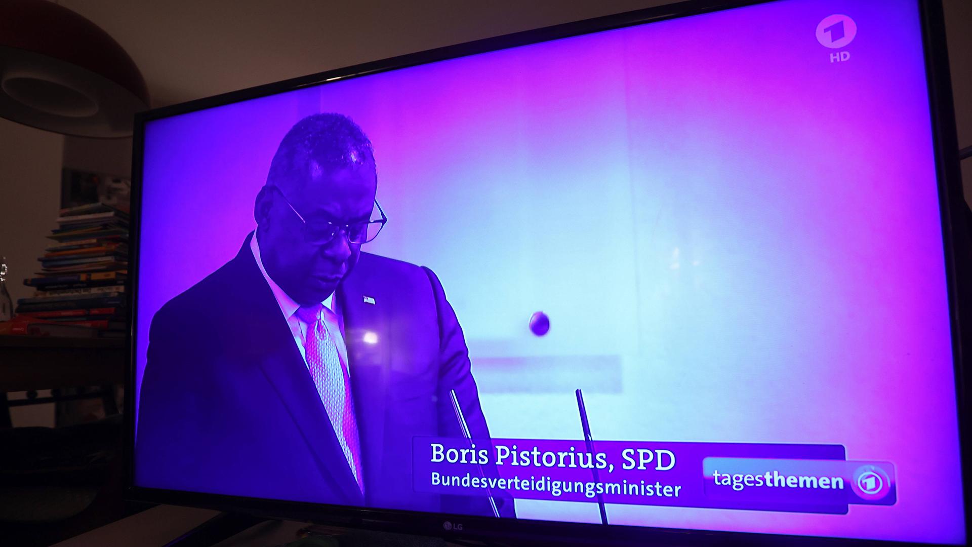 Verwechselung von Bildunterschriften bei Tagesthemen DEU, Deutschland, Hamburg: Das Bild zeigt einen Fernseher, auf dem die ARD-Tagesthemen laufen. Auf dem Bild ist der Verteidigungsminister der USA, Lloyd Austin, mit der Bildunterschrift von Boris Pistorius zu sehen. Augenscheinlich wurde die Bildunterschrift verwechselt. Hamburg Hamburg Deutschland *** Confusion of captions at Tagesthemen DEU, Germany, Hamburg The picture shows a TV on which the ARD Tagesthemen is running The picture shows the Secretary of Defense of the USA, Lloyd Austin, with the caption of Boris Pistorius Apparently the caption was confused Hamburg Hamburg Germany