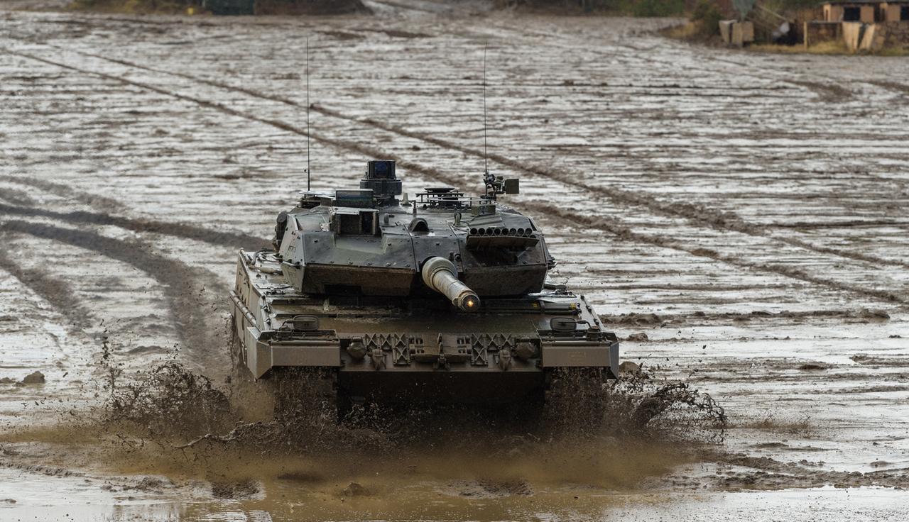 Ein Kampfpanzer der Bundeswehr vom Typ Leopard 2A6 fährt während einer Gefechtsvorführung über den Übungsplatz. Ein Kampfpanzer der Bundeswehr vom Typ Leopard 2A6 fährt während einer Gefechtsvorführung über den Übungsplatz.