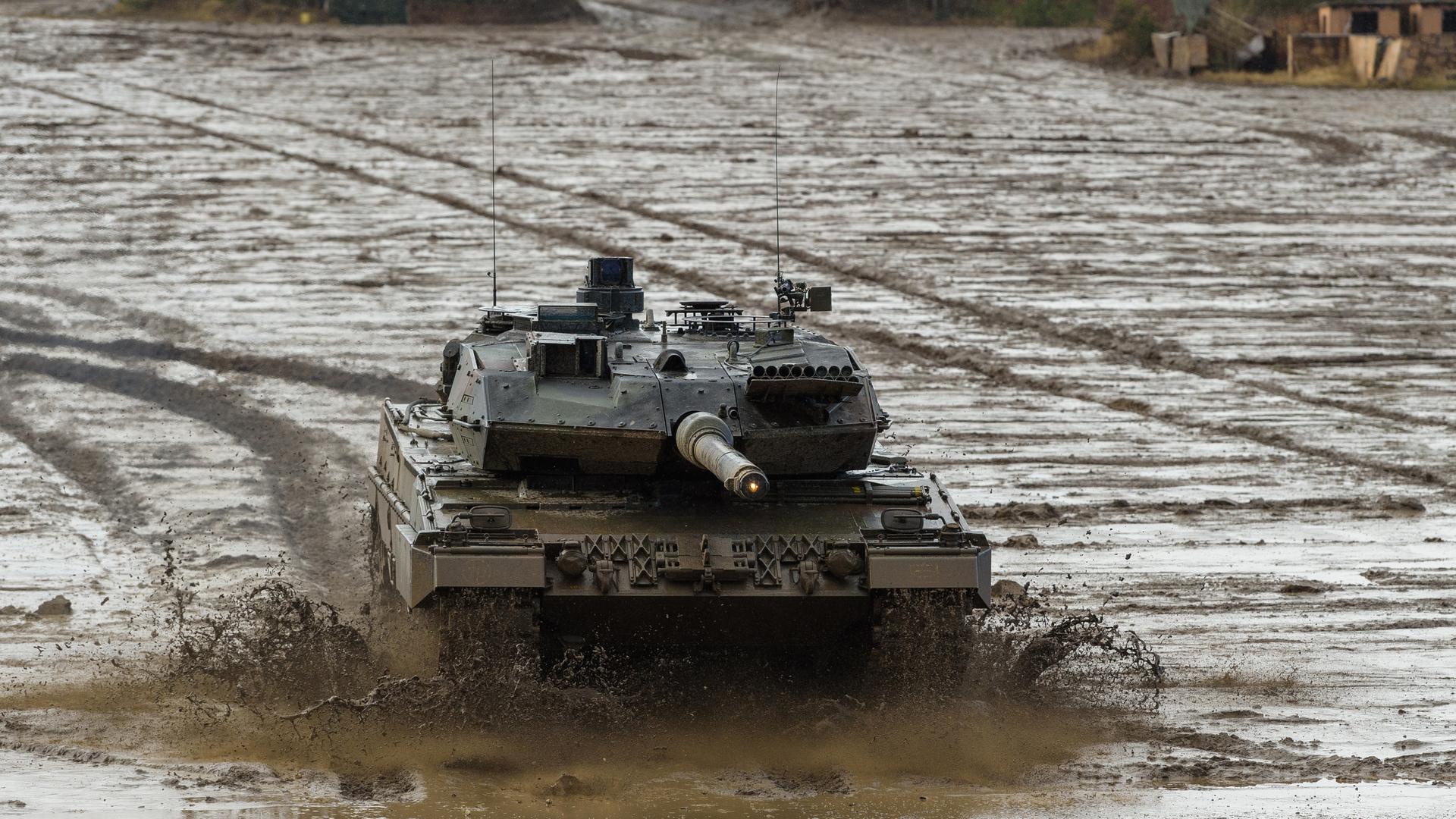 Ein Kampfpanzer der Bundeswehr vom Typ Leopard 2A6 fährt während einer Gefechtsvorführung über den Übungsplatz. Ein Kampfpanzer der Bundeswehr vom Typ Leopard 2A6 fährt während einer Gefechtsvorführung über den Übungsplatz.