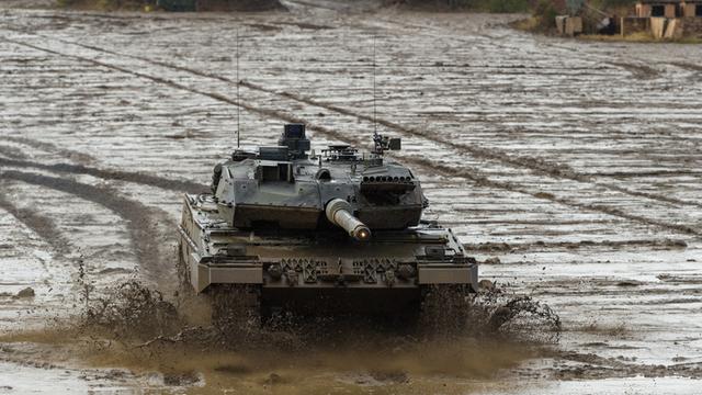 Ein Kampfpanzer der Bundeswehr vom Typ Leopard 2A6 fährt während einer Gefechtsvorführung über den Übungsplatz.